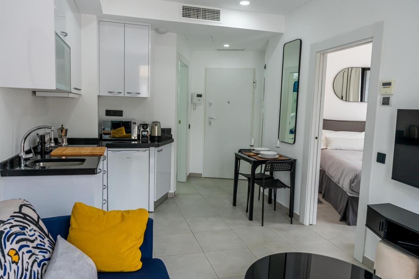 Modern Wave Escape Apartment With Private Parking And Rooftop Pool By Namaste Elite توريمولينوس المظهر الخارجي الصورة